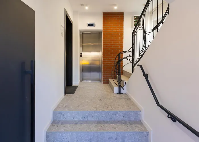 Lyra New Boutique Building With Fee-based Parking & Terrace *