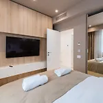 Lyra New Boutique Building With Fee-based Parking & Terrace *