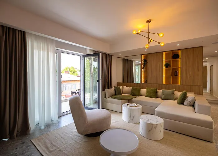 Lyra New Boutique Building With Fee-based Parking & Terrace *