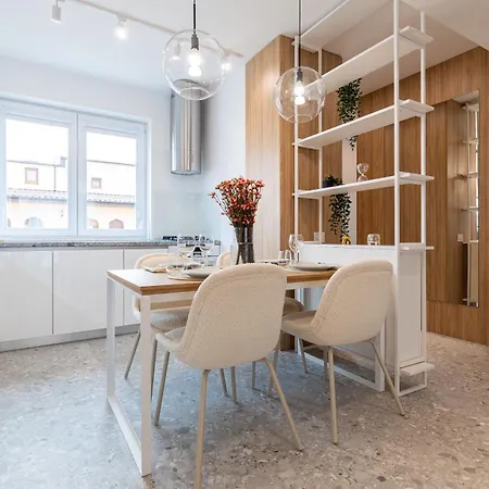 Lyra New Boutique Building With Fee-based Parking & Terrace Apartman